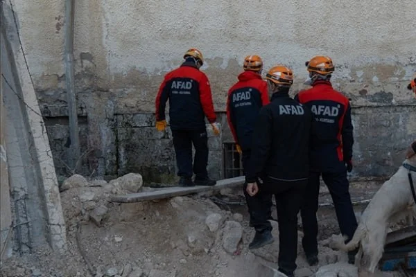 Türkiyəli xilasedicilər Sednaya işgəncə həbsxanasında məhbusları axtarır FOTO