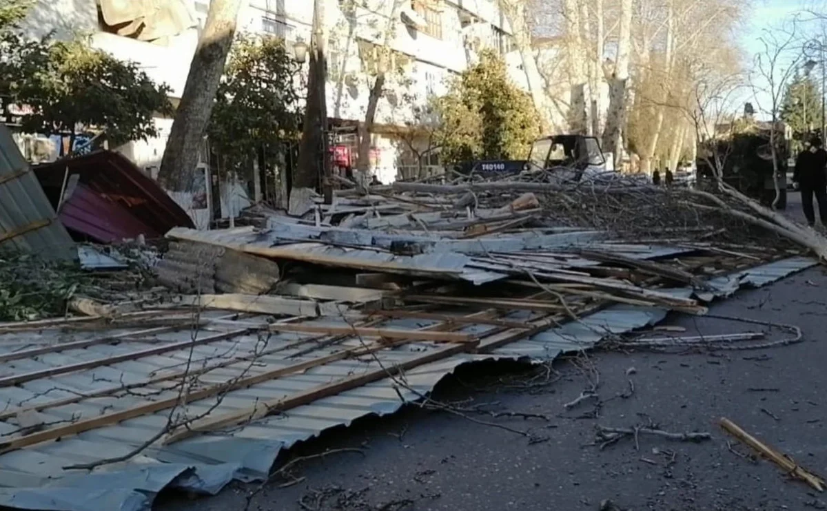 Göyçayda güclü külək binanın damını uçurdu FOTO