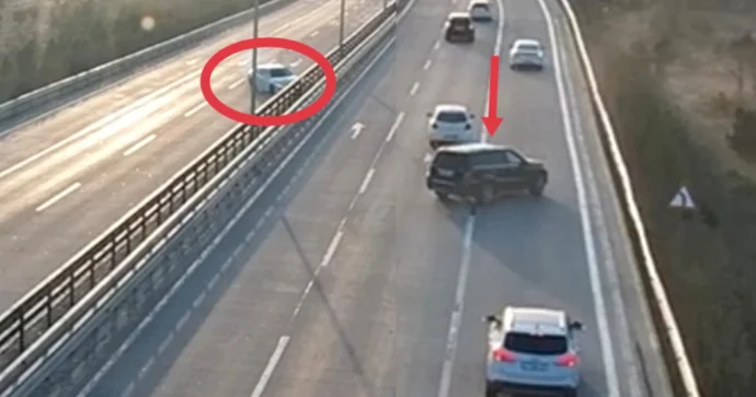 İdarəetmədən çıxan maşın dəmirlərə çırpıldı: Qəzaya tamaşa edən sürücü təhlükəli anlar yaşatdı VİDEO