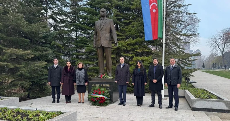 Azərbaycan nümayəndə heyəti Serbiyada Ümummilli Liderin abidəsini ziyarət edib