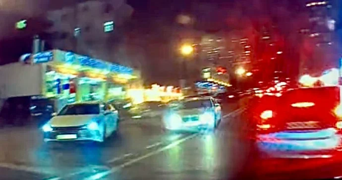 Sağ zolaqdan birbaşa sola manevr edən sürücü “BMW”ni vurdu VİDEO