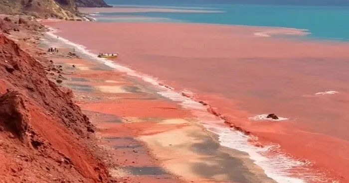 Hörmüzdə dəniz qan rənginə boyandi Video