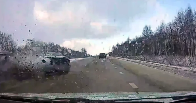 Ötmə qaydasını pozan sürücü ağır qəza törətdi Sürücülərin ayağı sındı VİDEO