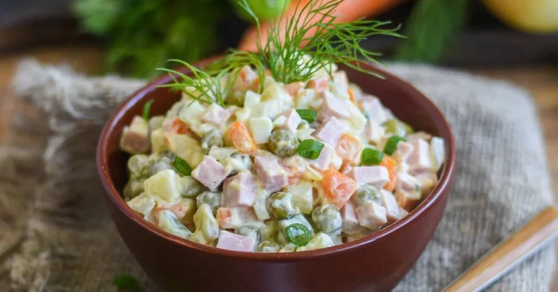 Yeni il süfrəsinin bəzəyi olan salat zəhərlənmə verə bilər Belə saxlayın