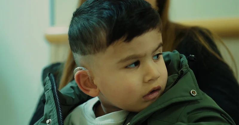 Anadangəlmə eşitmə problemi olan azyaşlı əməliyyat olundu Video