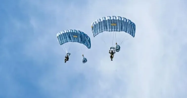 İki paraşütçü göydə bir birinə çırpılıb öldülər