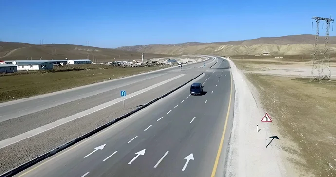 Bu yoldan istifadə edən sürücülər çaşqın haldadır AYNA dan AÇIQLAMA