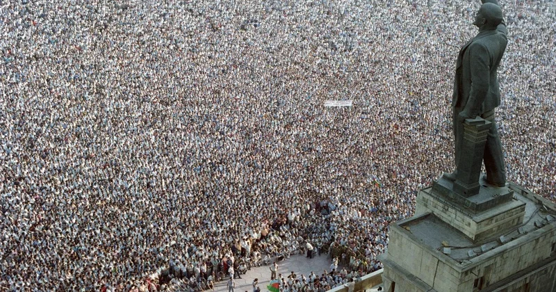 “Mərkəzi Komitənın məsul işçiləri bizi Meydana gətirdi və arxadan tribunaya ötürdü...” Professor