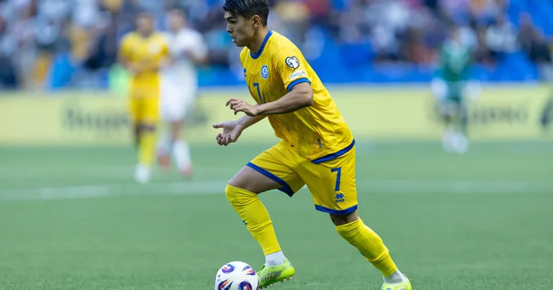 Qazaxıstan millisinin futbolçusu milli adət ənənəyə sadiqliyini nümayiş etdirib VİDEO