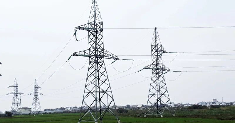 Cənub bölgəsinin ucqar kəndlərində köhnə dirəklər və yararsız naqillər nə vaxt yenilənəcək? AÇIQLAMA