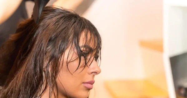 Yaş saçlarla yatsanız nə baş verər?