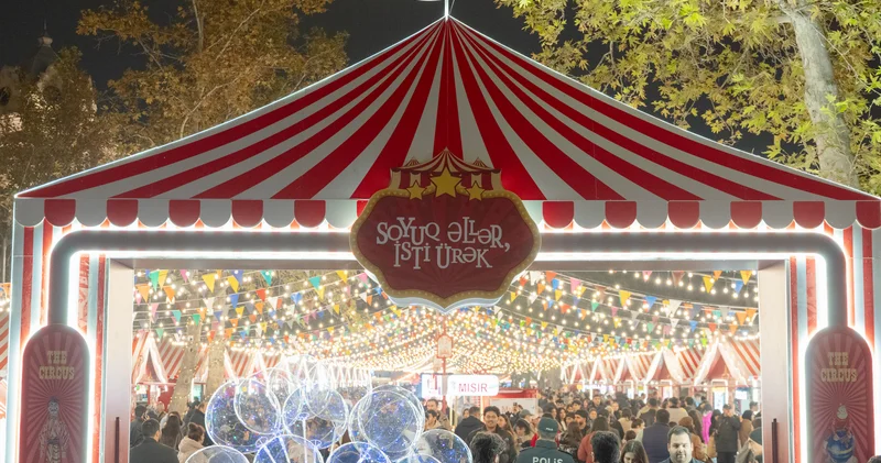 Зимняя сказка в Баку: ярмарка на Торговой с высоты птичьего полета ВИДЕО