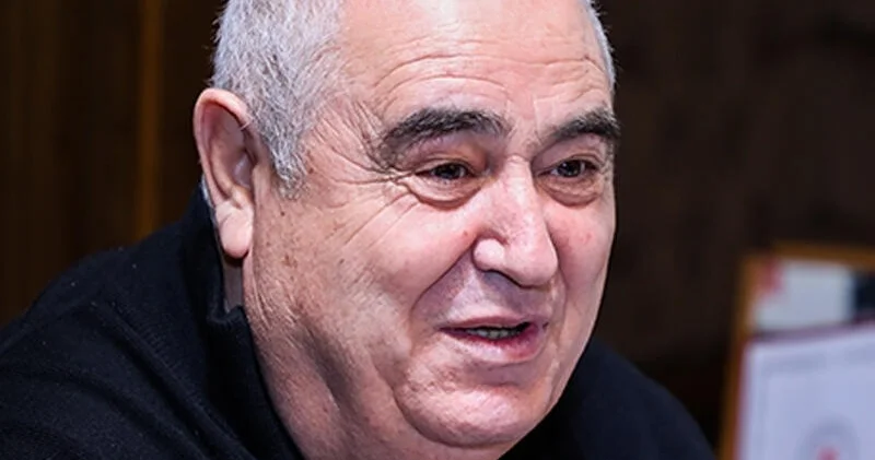 Pulu stolun üstünə qoydum, dedim ki, nə qədər qızıl var götür