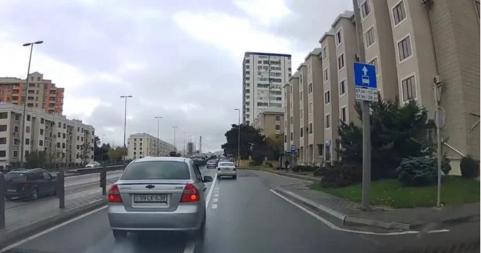 Avtobus zolağından istifadə edilə bildiyi halda sürücü sola keçərək təhlükə yaratdı VİDEO