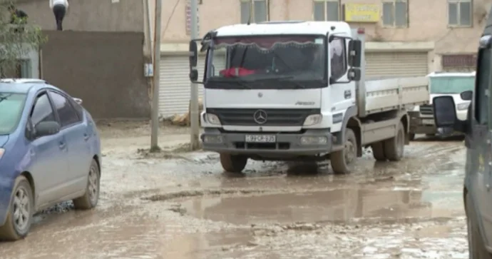 Keçilməz vəziyyətdə olan Hökməli Qobu yolu VİDEO