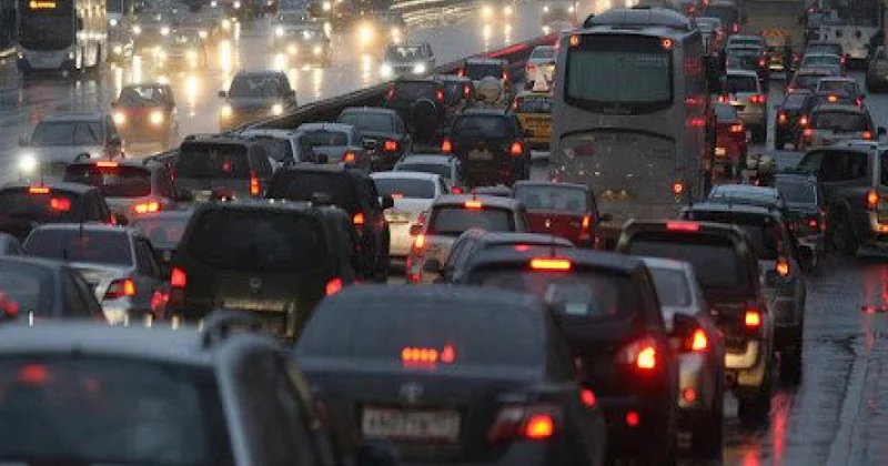 Paytaxtda nəqliyyat sıxlığı gündəlik problemə çevrilib EKSPERT DANIŞDI