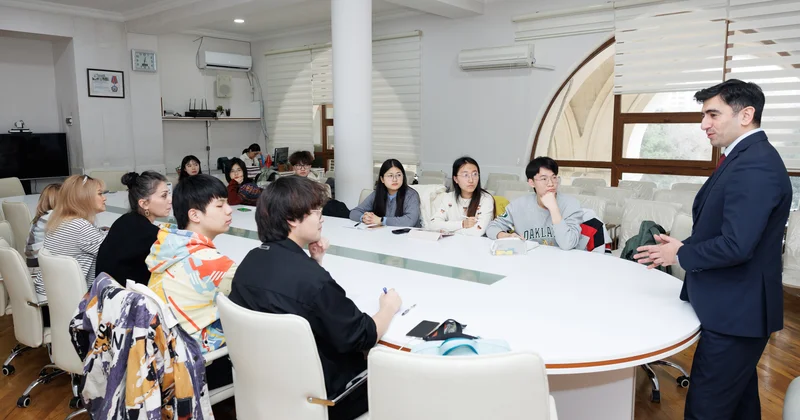 Çindən gələn tələbələrə Ədəbiyyat İnstitutunda mühazirələr keçirilib