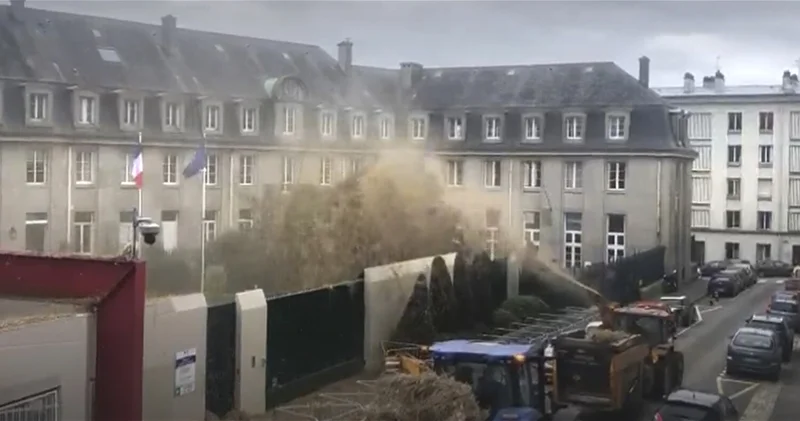 Во Франции фермеры обливают навозом правительственные здания ВИДЕО