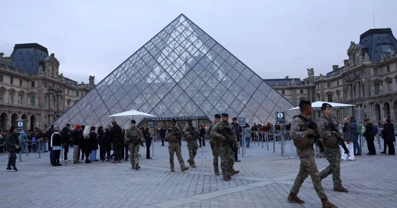 Fransada dövlət “çevrilişi” Həmkarı həyacanla Makrona zəng etdi VİDEO