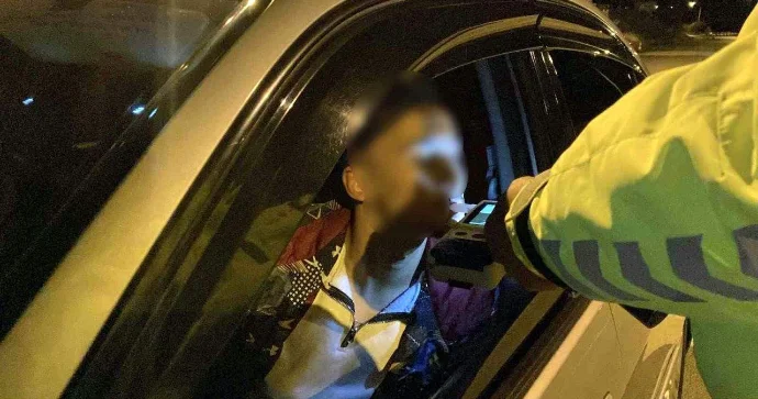 Sərxoş halda yaxalanan gənc sürücü yol polisinə belə yalvardı VİDEO