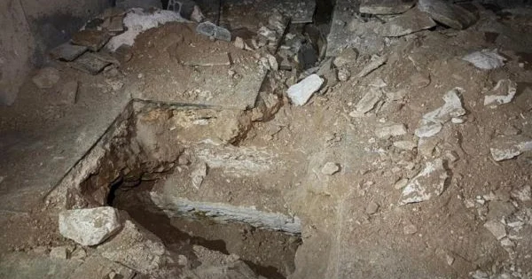 Suriyada təcridxanada gizli məzarlıq aşkarlandı