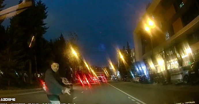 Az qala maşının altında qalan piyada son anda dayanıb sürücüyə yol verdi VİDEO