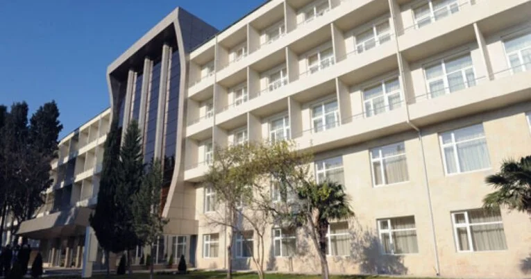 “Eksperimental xəstəxana” əhalinin gəzinti yerini zəbt edib FOTOLAR