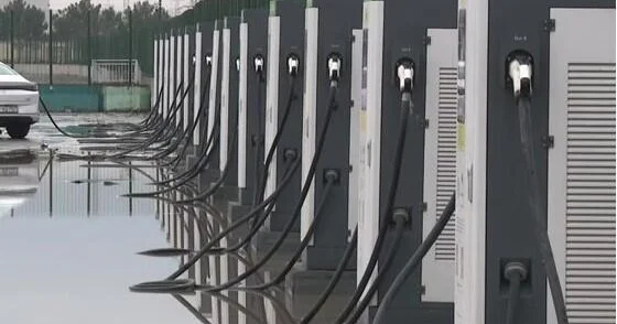 В Баку зарядная станция для электромобилей оказалась под водой ВИДЕО