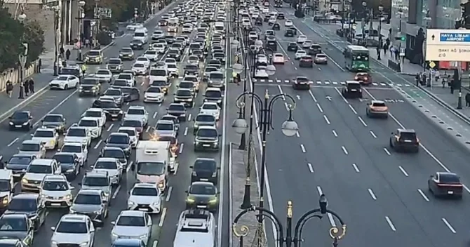 Bakının bir sıra yollarında nəqliyyatın sıxlığı yaranıb