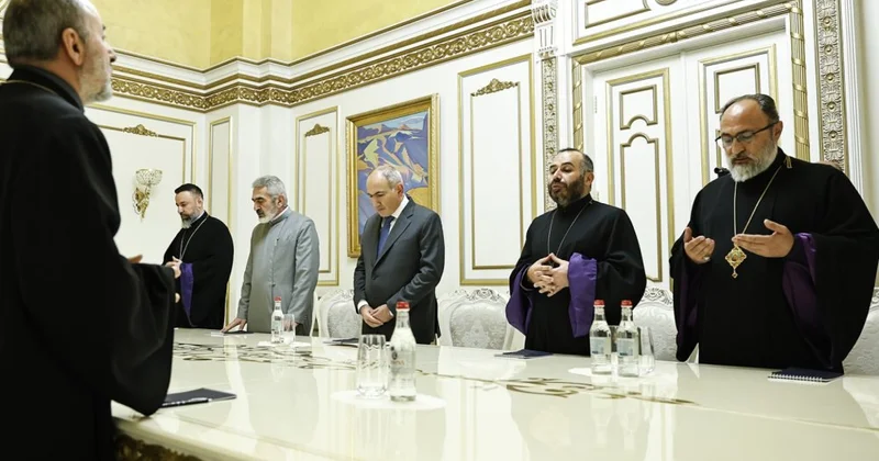 Erməni Kilsəsinin yepiskopları katolikosdan istefa tələb etdilər