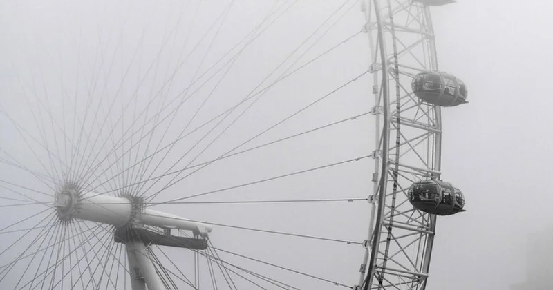 İngiltərədə duman səbəbindən bəzi hava limanlarında uçuşlar ləğv edilib və gecikib