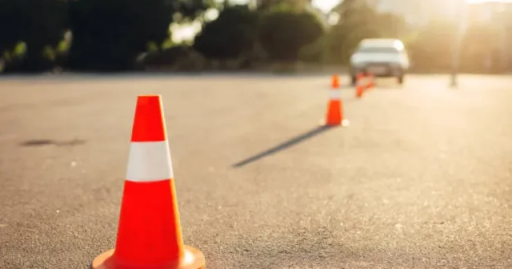 Sürücülük imtahanından kəsilən şagird müəllimi bıçaqladı