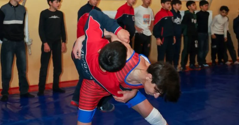 Güləş ulduzları Füzulidə gənc idmançılarla görüşüblər