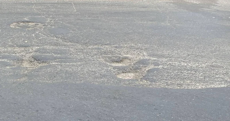 Novxanıda bu yoldakı çuxura hər gün bir neçə maşın düşür CİDDİ TƏHLÜKƏ