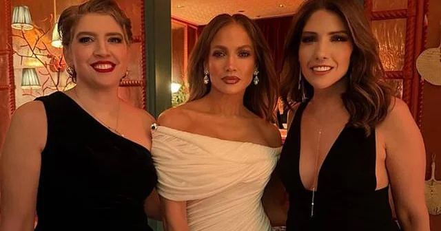 Cennifer Lopez bacıları ilə nadir foto paylaşıb...