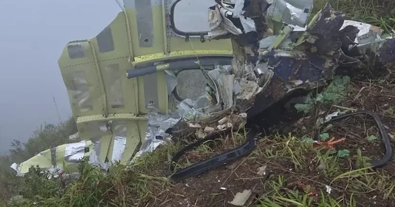 İndoneziyada təyyarənin qalıqları və sərnişinlərdən birinin meyiti tapılıb