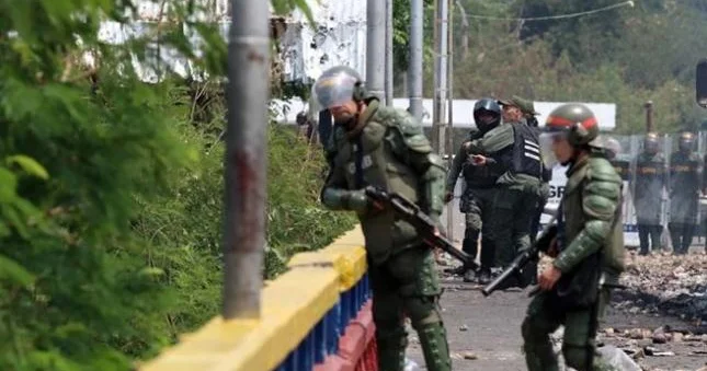 Kolumbiyada silahlı qruplar arasında toqquşma 30 ölü