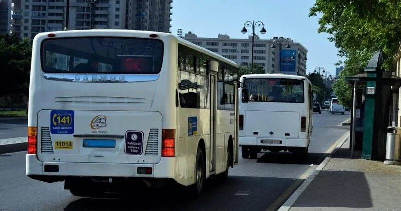 Bakıda kişi avtobusda namaz qıldı VİDEO