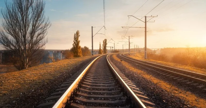 Sərnişin qatarı relsdən çıxdı, ölənlər var