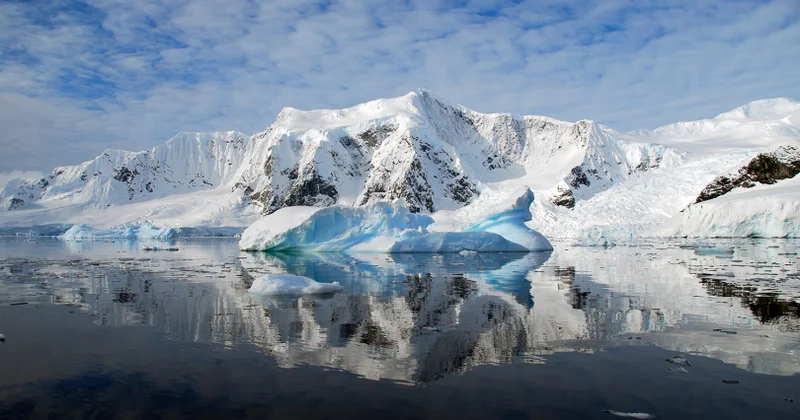 Buzun altında dağlar, vadilər və göllər gizlənir