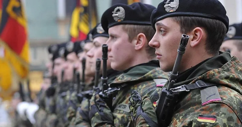 Alman hərbçilər gözlənilmədən Qrenlandiyanı tərk edirlər FOTO