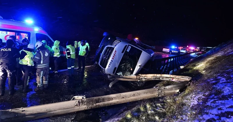 В Стамбуле более 10 человек пострадали при опрокидывании микроавтобуса