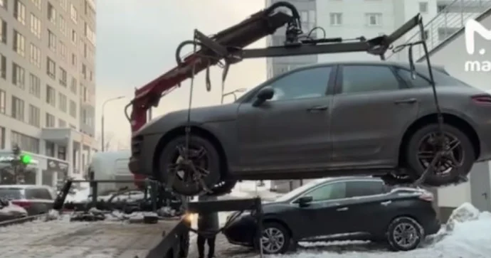 Yüzlərlə “Porsche” və BMW avtomobili uzaqdan bloklandı Rusiya ŞOKDA…