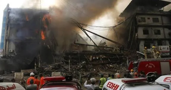 Pakistanda ticarət mərkəzində yanğın