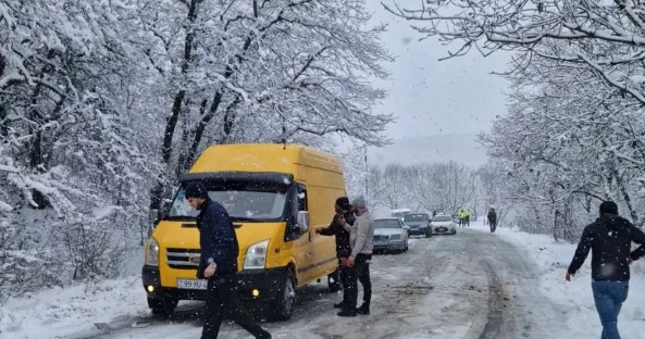 Qar Bakı Şamaxı Yevlax yolunda hərəkəti çətinləşdirib