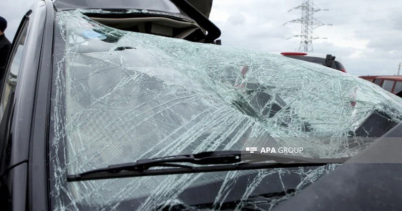 Şəmkirdə minik avtomobili ağaca çırpılıb, ölən və xəsarət alan var YENİLƏNİB