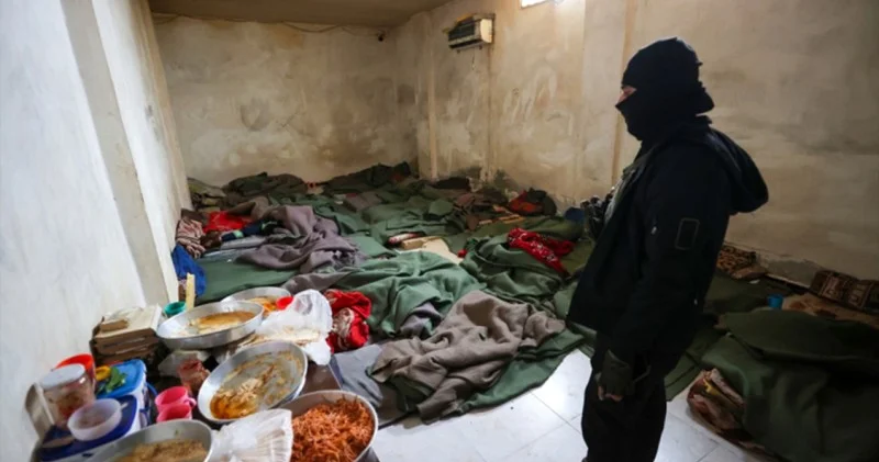 Əsirlərin saxlandığı YPG həbsxanası heyrət doğurdu FOTOLAR