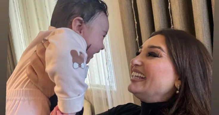 Dilarə Əliyeva kiçik nəvəsi ilə Foto