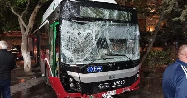 Bakı Bus a məxsus avtobus KamAZ la toqquşdu