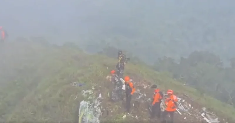 İndoneziyada itkin düşmüş təyyarənin qalıqları tapıldı Fotolar